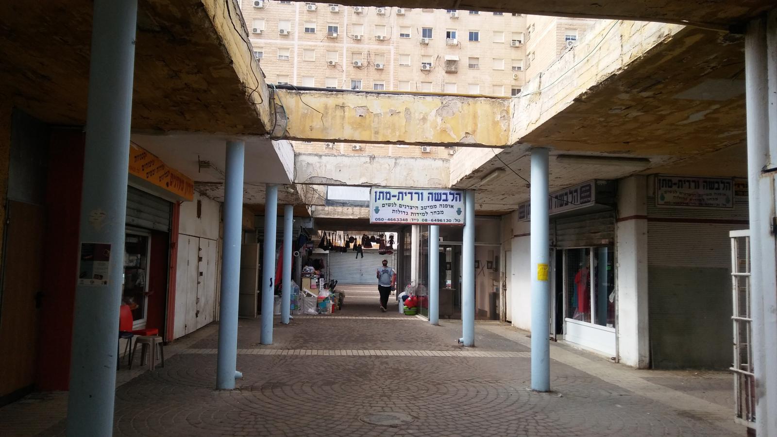 את העמודים צבעו בתכלת ובזה נגמרו השיפוצים (צילום: דני בלר)